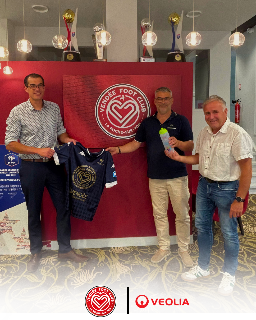 𝗟𝗲 𝗩𝗲𝗻𝗱𝗲́𝗲 𝗙𝗼𝗼𝘁 𝗖𝗹𝘂𝗯 𝗟𝗮 𝗥𝗼𝗰𝗵𝗲-𝘀𝘂𝗿-𝗬𝗼𝗻 𝗲𝘀𝘁 𝗳𝗶𝗲𝗿 𝗱𝗲 𝗰𝗼𝗺𝗽𝘁𝗲𝗿 𝗩𝗲𝗼𝗹𝗶𝗮 𝗽𝗮𝗿𝗺𝗶 𝘀𝗲𝘀 𝗽𝗮𝗿𝘁𝗲𝗻𝗮𝗶𝗿𝗲𝘀 !